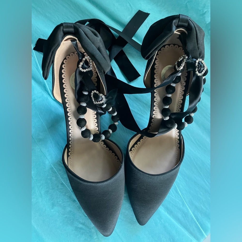 NWOT Chic Black Satin Bow Heels Velvet Beaded Rhinestone Heart Accents